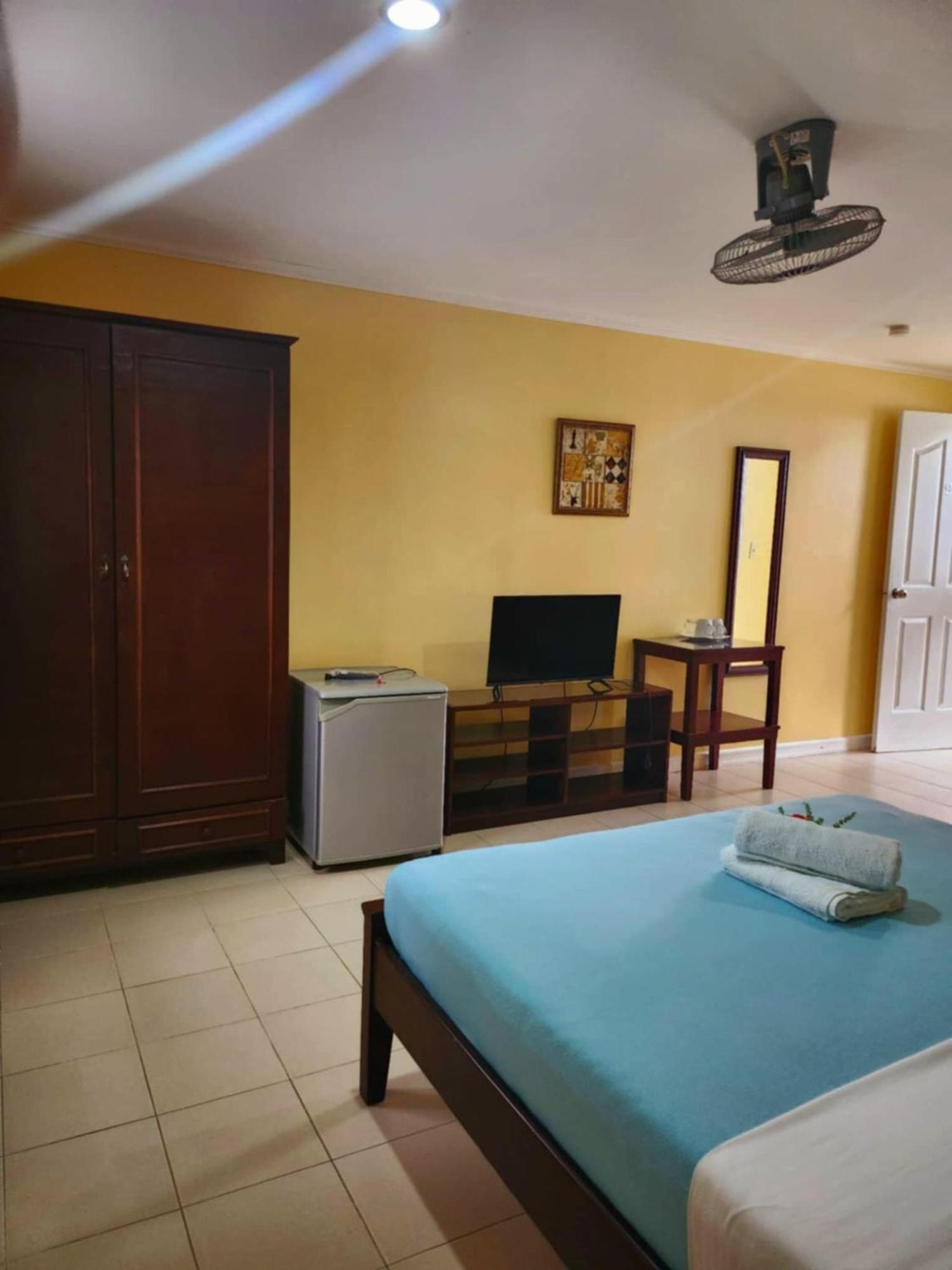 Villa Del Pueblo Inn Panglao Exterior photo